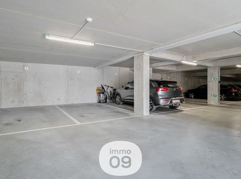 In een privé parkgebied, afgesloten met 2 elektrische poorten, vinden we deze autostaanplaats (P4), gelegen op de -1 van residentie "De Eik".<br />
De
