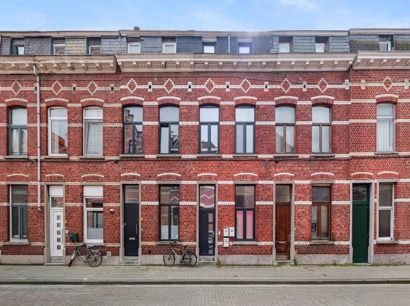 Midden in het bruisende stadscentrum van Leuven bieden wij dit volledig instapklaar dakappartement aan. Grote troef van dit appartement is ongetwijfel