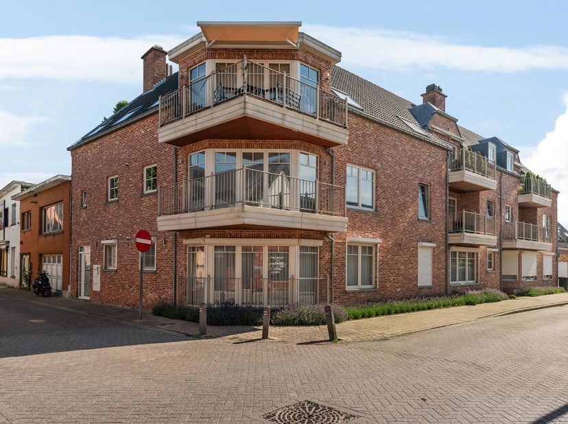 Instapklaar gelijkvloers appartement (bwjr. 2006) met 2 slaapkamers en terras te centrum Oelegem, bestaande uit: inkomhal met apart toilet met handenw