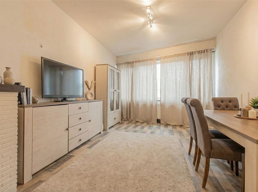 Découvrez cet appartement au fort potentiel, idéalement situé en plein coeur de Bruxelles, sur le Boulevard de lEmpereur. Grâce à sa localisation cent