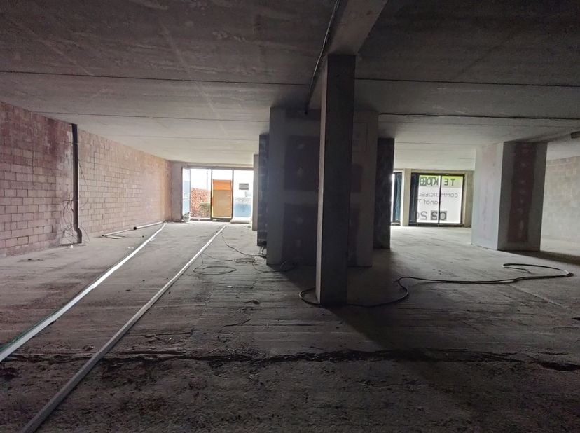 Dit ruime handelspand van 420 m² is gelegen op een uitstekende locatie aan de Bisschoppenhoflaan, een van de drukste straten in de regio. Het pand is