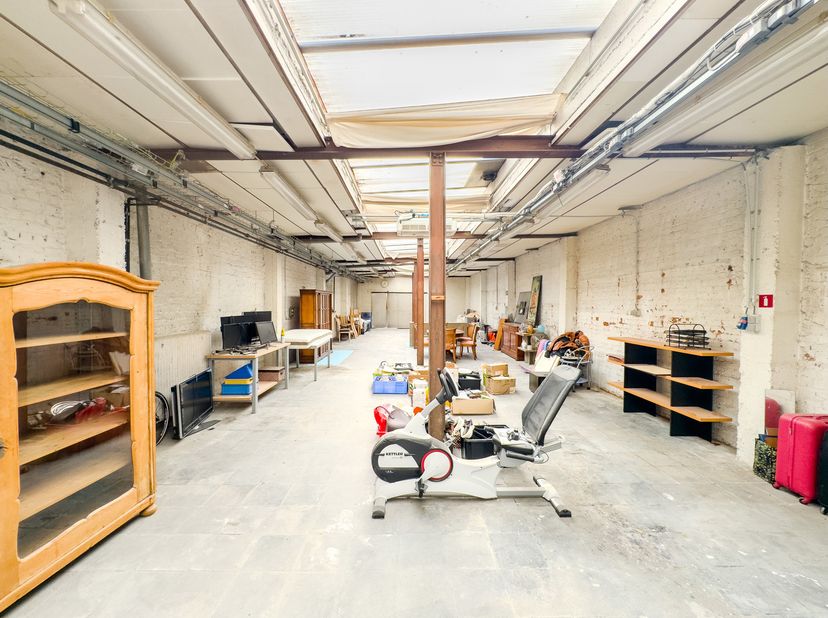 Dicht bij alle voorzieningen presenteert Trianon Invest dit gebouw met gemengd gebruik. Het biedt twee appartementen (momenteel verhuurd), diverse kan