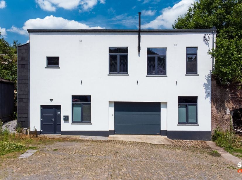 L'agence SKYIMMO est ravie de vous présenter cette magnifique maison 4 façades, offrant une surface habitable de 96M2 située à Verviers, se compose co