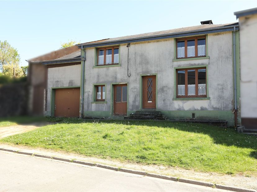 Maison ardennaise mitoyenne en pierre du pays sur un terrain de 298 m² située dans le village de Sugny, commune de Vresse-sur-Semois.<br />
Le rez-de