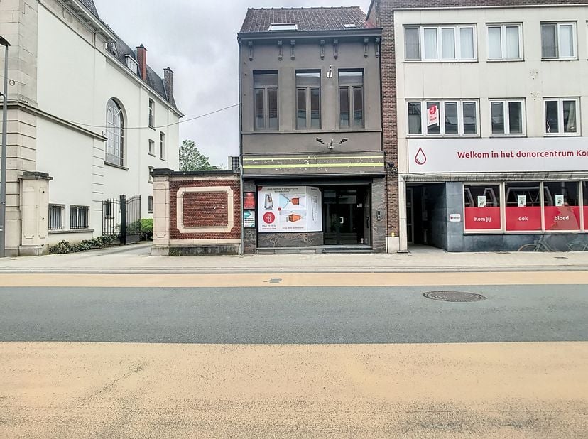 Handelspand te huur in Kortrijk op een toplocatie. Het pand geniet van een goede visibiliteit door de ligging langs een drukke weg en een ruime etalag