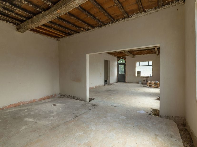 Dit handelshuis is gelegen op de Grote Baan 1 in Lievegem, één van de meest zichtbare locaties tussen Gent en Eeklo. Het handelshuis wordt casco aange