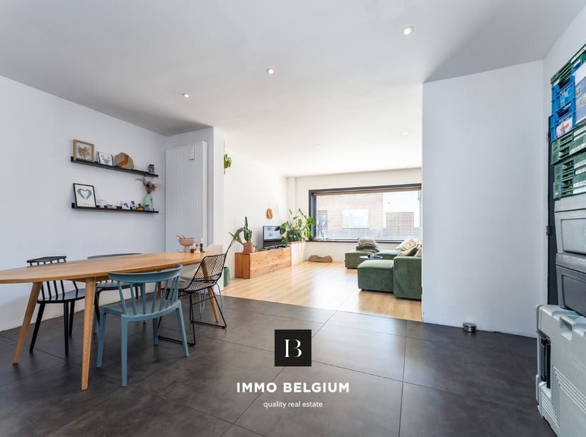 Op slechts 300 meter van het commerciële centrum van De Haan bevindt zich deze grondig gerenoveerde, energiezuinige woning. Tijdens de renovatiewerken