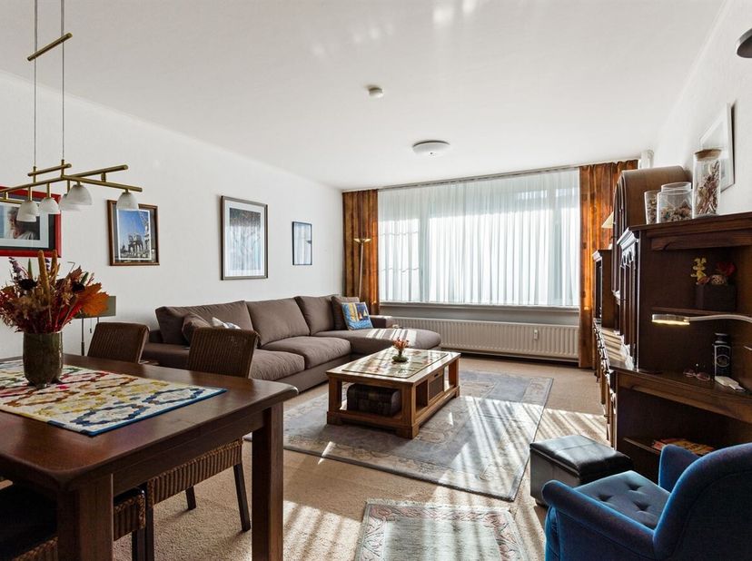 Ruim gelijkvloers appartement met 3 slaapkamers te Berchem <br />
Ligging:<br />
Dit appartement is gelegen in de Frans De Vriendtstraat te Berchem, o