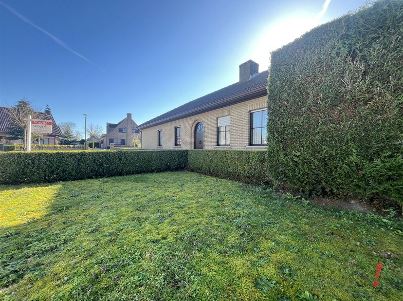 Villa individuelle à Uitkerke sur un très bel emplacement résidentiel. Cette propriété se compose d'un hall d'entrée avec toilettes invités, d'un séjo