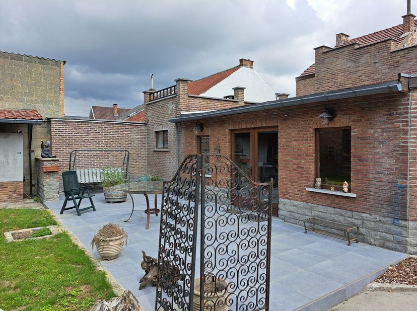 Faire offre à partir de 349.000 euros. Terrain +/- 510 m2  <br />
Partie maison : Maison familiale avec quasi tout de plein-pieds sauf 2 chambres au 1