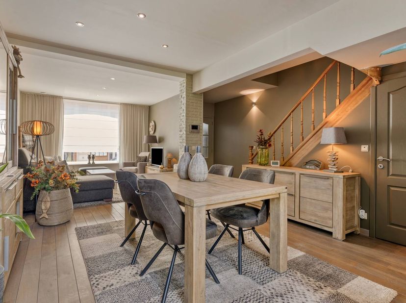 Gelegen in het centrum van Knokke vinden we deze authentieke herenwoning met 4 slaapkamers. In 2005 onderging het pand een grondige totaalrenovatie, w