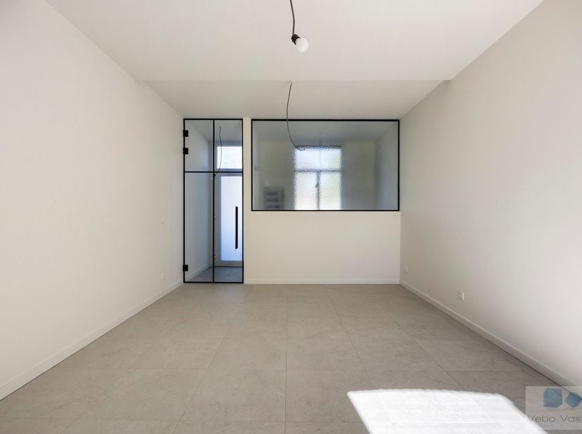 Op een uitstekende locatie te Lier bevinden zich deze 2 charmante rijwoningen met 3 volwaardige slaapkamers en gezellige stadstuin.<br />
&amp;nbsp;<br />