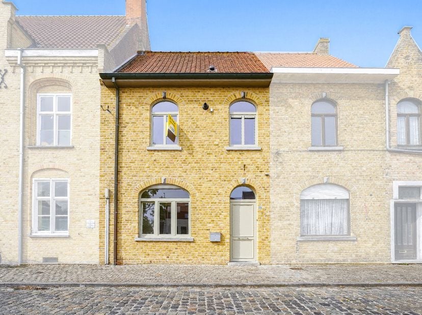 Deze recent gerenoveerde rijwoning is centraal gelegen aan het marktplein van Merkem en combineert hedendaags wooncomfort met het karakter van een aut