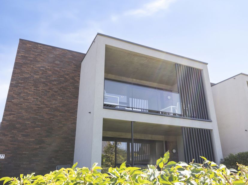Op zoek naar een comfortabel en hedendaags appartement op een uitstekende ligging? Deze mooie woonst uit 2018 is gelegen op de eerste verdieping en he