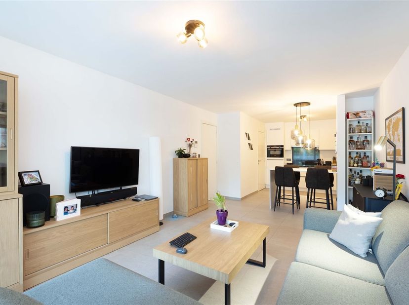 Energiezuinig instapklaar gelijkvloers appartement met terras inclusief ondergrondse autostaanplaats<br />
<br />
Omgeving:<br />
+ Gunstige liggin
