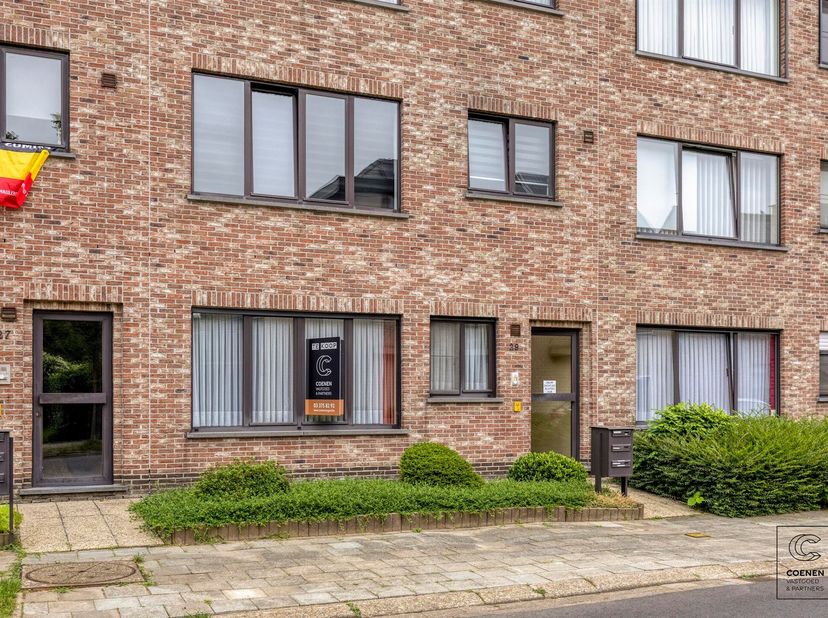 Gelegen op een uitstekende en centrale locatie in het centrum van Lier vindt u dit op te frissen, gelijkvloerse appartement met 2 slaapkamers en een b