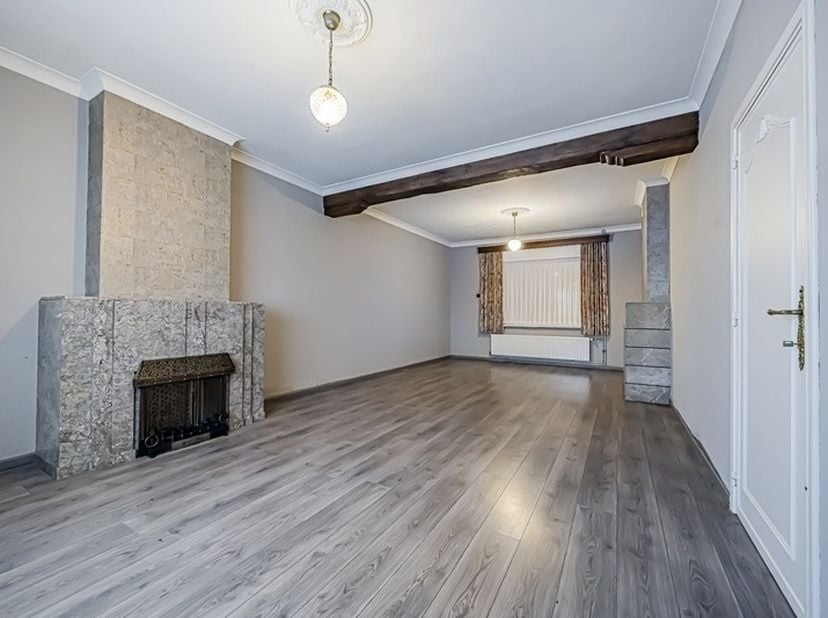 Bent u op zoek naar een woning die u volledig naar uw eigen smaak kan omvormen? Deze halfopen bebouwing uit 1960 biedt een stevige basis, een mooie be
