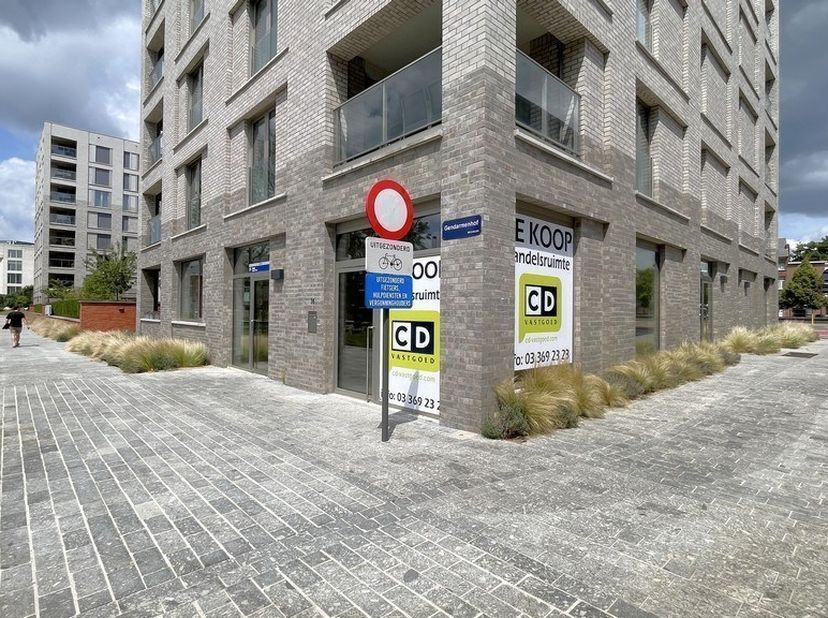 52,6m² open space casco-retailruimte met directe gelijkvloerse toegang en 1 ondergrondse staanplaats op (-2) in woonproject Tinel<br />
Ligging: op ho