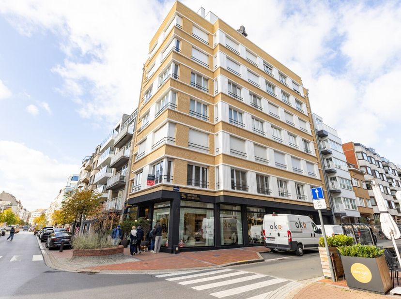 [[ DIT PAND NEEMT DEEL AAN DE ERA OPEN HUIZEN DAG OP 19/9 VAN 13:00 TOT 14:00 ]] Knokke: 3-slaapkamerappartement te koop op een steenworp van het stra