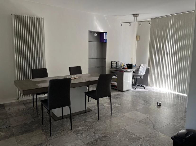 Deze aangename studio van 77 m² ligt in het rustige Heers. De woning is volledig uitgerust om te voldoen aan de woonbehoeften. Dankzij de grote raampa