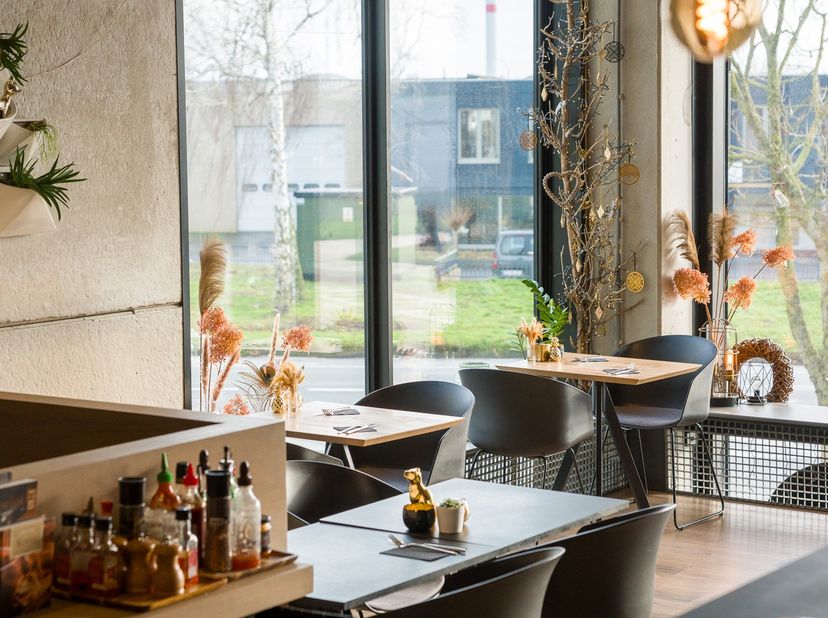 Op een absolute toplocatie aan de ”Poort tot Poperinge” bieden wij dit prachtige, instapklare handelspand aan. Wie via de expresweg de stad binnenrijd