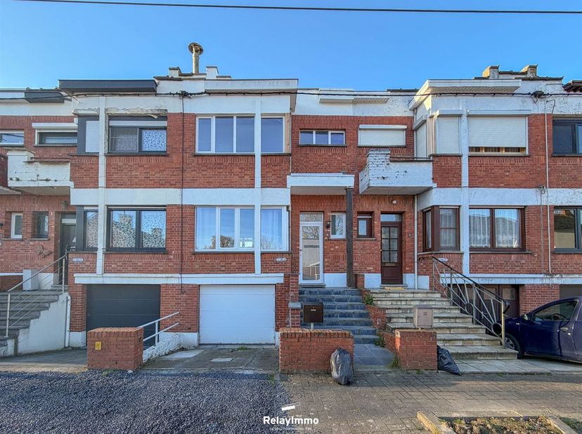 Située à Pecq, Avenue des Combattants 18, cette maison bel étage ENTIEREMENT RENOVEE offre une configuration fonctionnelle, avec jardin et garage.<br