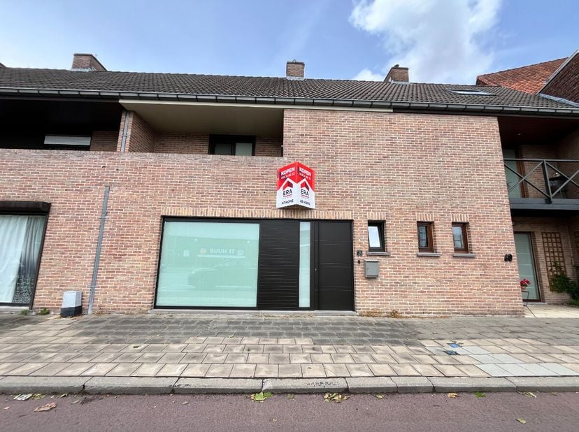 Cette maison construite en 1991 vous offre tout le confort moderne, une bonne accessibilité et suffisamment d'espace pour une famille.Rez-de-chaussée