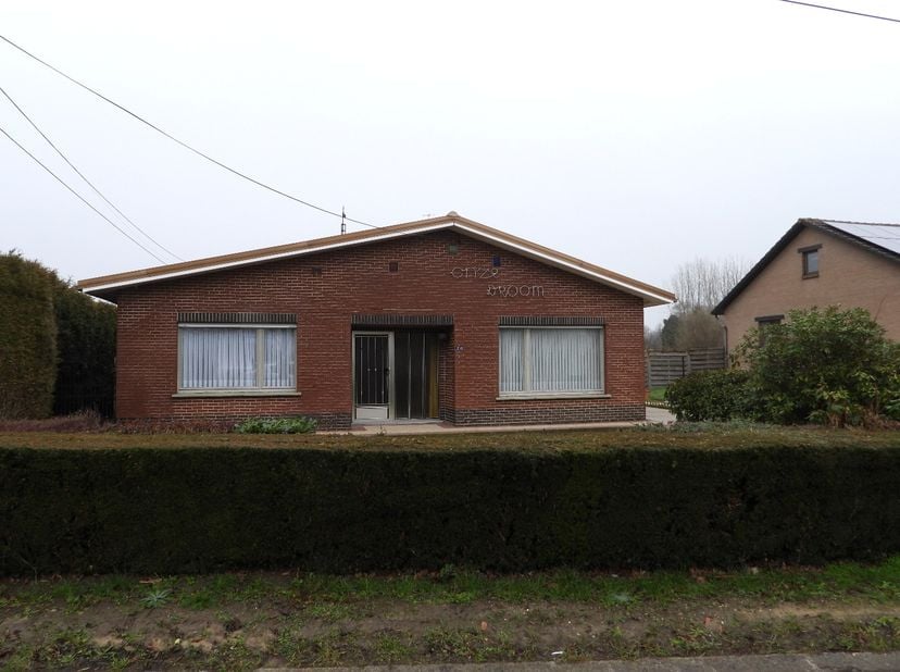 inkomhal, living, keuken, badkamer, drie slaapkamers, berging, dubbele garage, veranda, mooie achterliggende tuin