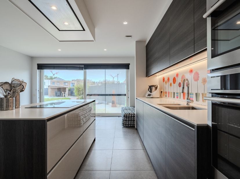 Deze unieke ruime gezinswoning is zeer rustig en goed gelegen in een kindvriendelijke omgeving en beschikt over zeer veel troeven! De woning is uiters