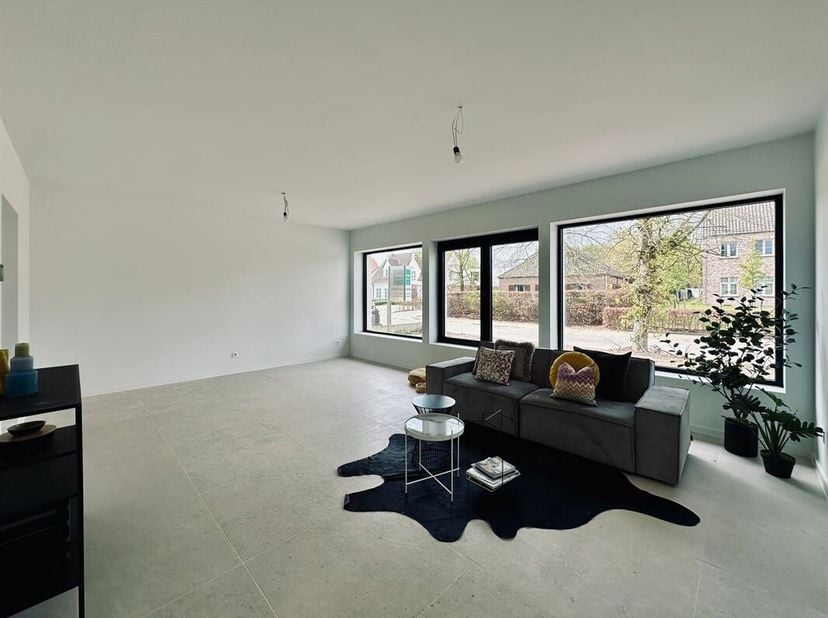 Deze totaal gerenoveerde woning is omgeven door groen. De vrijstaande woning beschikt over een diepe tuin, fijn terras en een praktische oprit.<br />