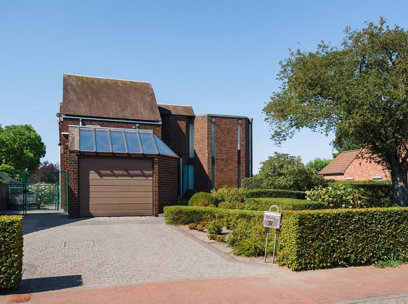 Deze goed onderhouden, vrijstaande woning is heerlijk rustig gelegen met het uitzicht op velden en weilanden. Niettegenstaande de landelijke ligging,