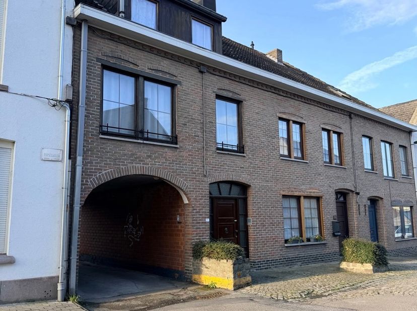BEL-ÉTAGE CENTRALEMENT SITUÉ AVEC GARAGE PRIVATIF. Cette charmante maison unifamiliale est idéalement située dans le centre-ville de Grammont, avec to