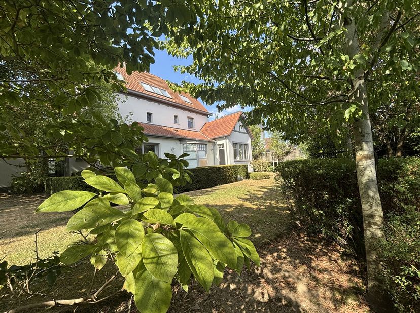 GENVAL, sur les hauteurs du LAC, magnifique VILLA (5ch/4sdb) d'architecture normande datant de 1920, entièrement rénovée avec goût en 2015 et sise sur