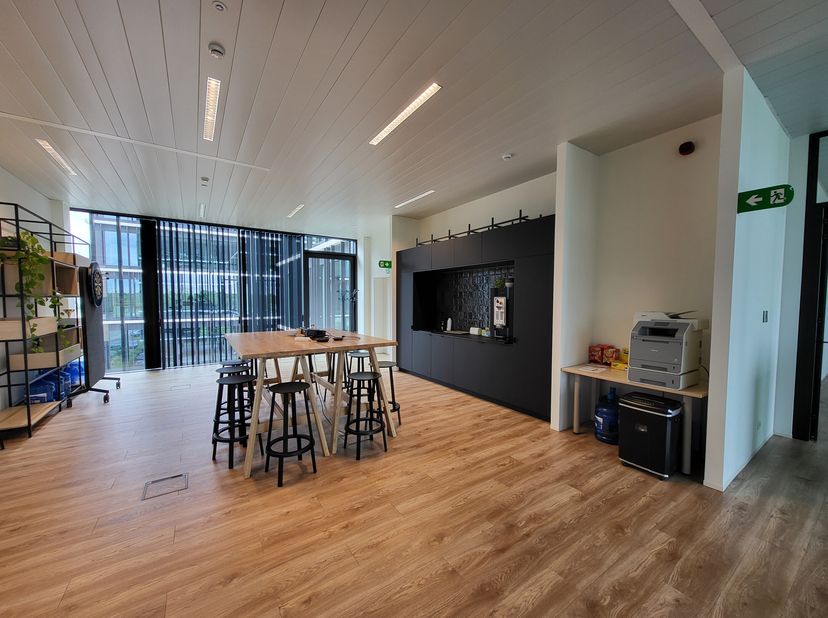 Ce bureau moderne à louer est situé dans un bâtiment commercial chic et lumineux à Gand. L'excellent emplacement à proximité de The Loop garantit une