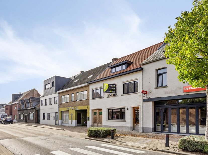 Deze woning werd in 2023 quasi volledig gerenoveerd, met behoud van het karakter van dit prachtige pand.<br />
<br />
Dankzij de ligging in de dorpske