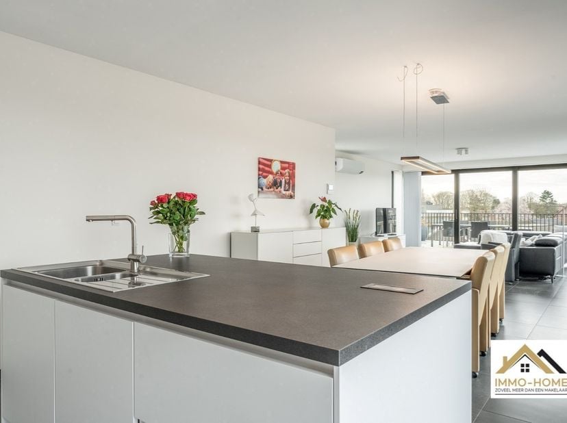 Vanuit dit prachtige penthouse bent u vanaf dag 1 ook de eigenaar van de volledige skyline van Wachtebeke-centrum. De bijzonder lichtrijke leefruimte