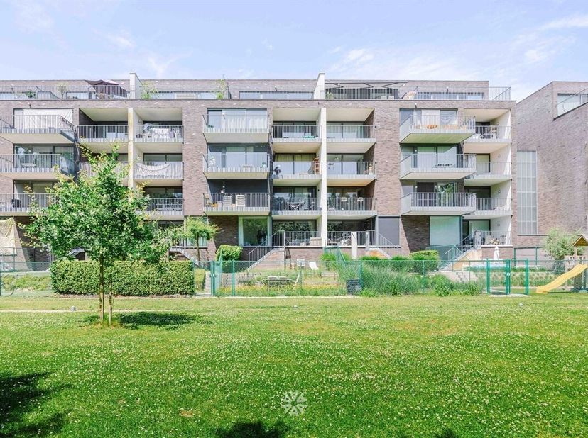SINT-DENIJS-WESTREM - Ruim en lichtrijk appartement met drie slaapkamers en groene tuin<br />
Gelegen in Sint-Denijs-Westrem, vlakbij Gent-centrum en