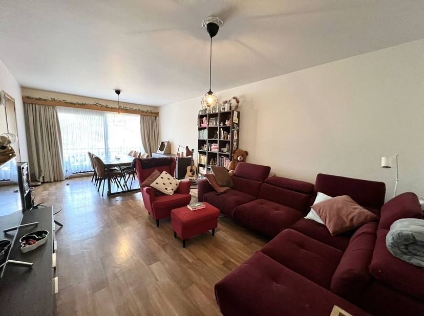 Cet appartement bien entretenu est situé sur la Hazelarenlaan, dans le quartier de Banneux à Hasselt. Grâce à son emplacement central, les commerces,