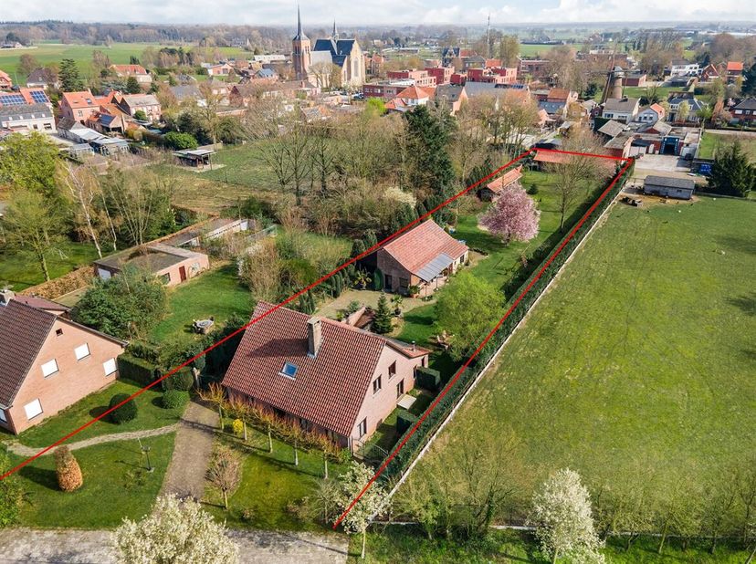 Locatie:<br />
In het Hoogstraatse Meerle treffen we deze ruime gezinswoning in een zeer groene en bosrijke omgeving. Op korte afstand ligt het dorpsc