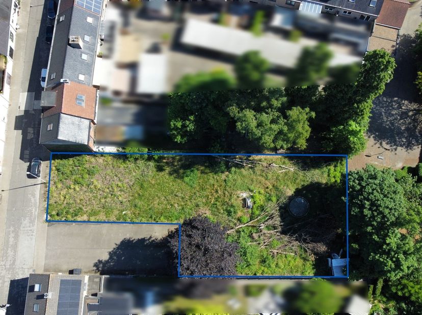 Deze bouwgrond voor halfopen bebouwing is gelegen in een rustige, doodlopende straat in Beringen. Dankzij deze ligging geniet je hier van een aangenam