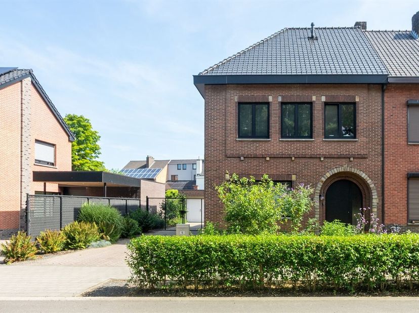 Deze woning is gunstig gelegen in de Grote Lindestraat 15 te Hasselt, met een vlotte bereikbaarheid van het stadscentrum en de belangrijkste verbindin