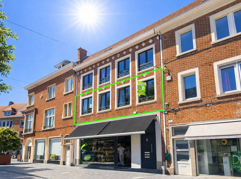 Dit appartement gelegen op de eerste verdieping bestaat uit een lichtrijke leefruimte van 45 m² met een open, uitgeruste keuken voorzien van een vitro