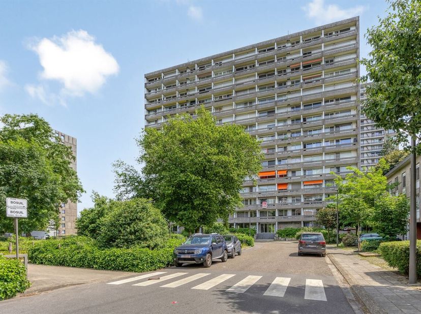 Droomt u van wonen op hoogte met een schitterend vergezicht? Dan is dit appartement op de twaalfde verdieping van een verzorgd gebouw aan de Bosuil in