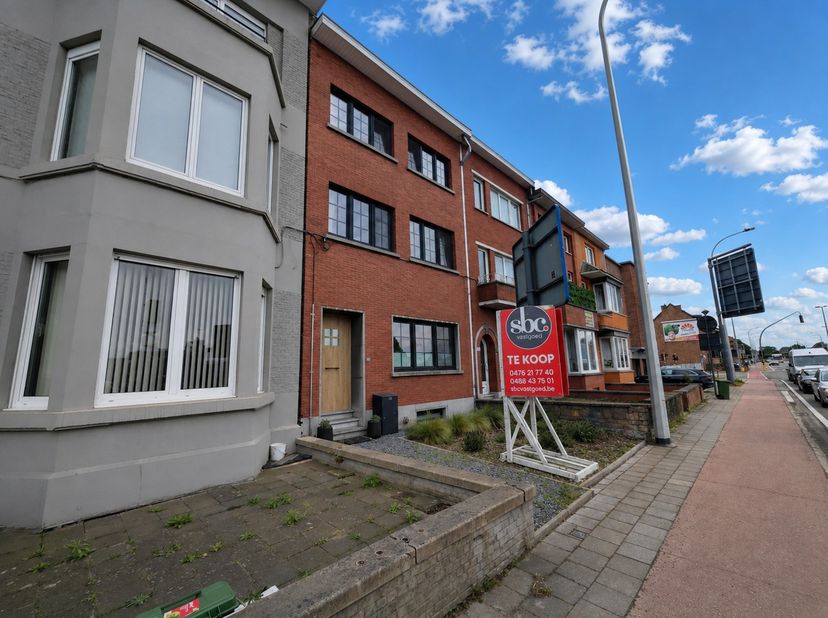 Hasselt, Kuringersteenweg 194.<br />
<br />
Volledig gerenoveerde en energiezuinige stadswoning met 4 slaapkamers, 2 badkamers en ruime privéparking a