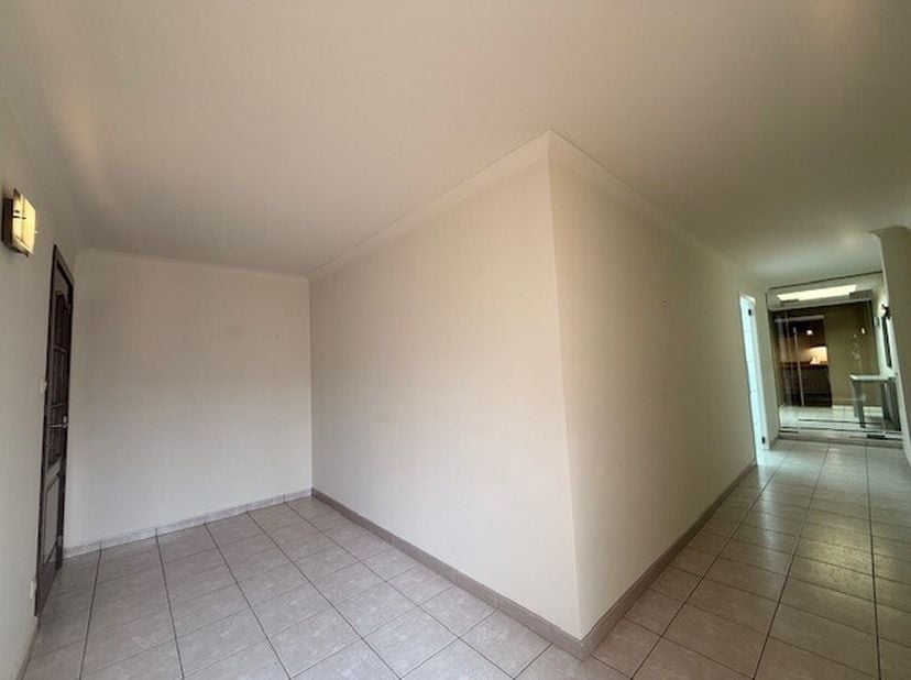 Dit duplex appartement, gelegen in het centrum van Maaseik, biedt een praktische indeling en aangenaam wooncomfort op een centrale ligging. Via de pri