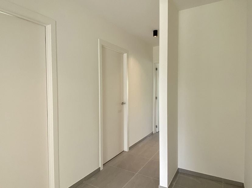 Dit knappe nieuwbouw appartement is gelegen op het gelijkvloers en je kan hier zowel aan de voorzijde op het terras als aan de achterzijde in de tuin