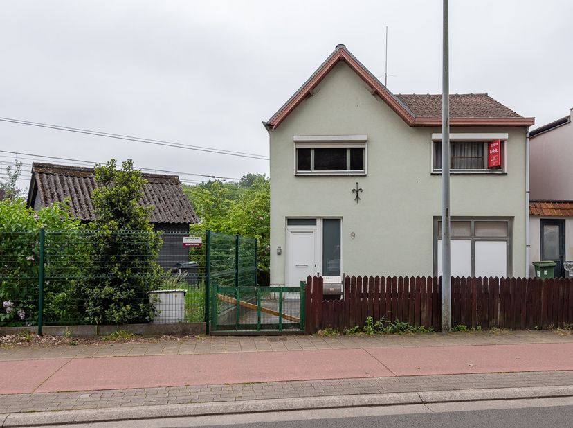 WONING MET TUIN &amp; GARAGE -<br />
Te renoveren woning met tuin, garage en 3 slaapkamers.<br />
Ben je op zoek naar een betaalbare woning die je volledi