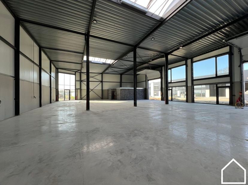 Moderne KMO-unit met uitstekende bereikbaarheid en een totale oppervlakte van 456m².<br />
<br />
Op slechts 10 minuten rijden van Ieper bevindt zich