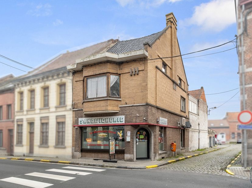 Goedgelegen broodjeszaak met mooie cijfers, te renoveren appartement, 2 garages + berging + 3 parkeerplaatsen.<br />
Overname aandelen.<br />
Ideaal v
