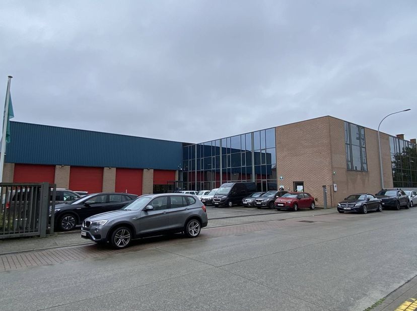 Magazijn van ca. 2.717 m² met bijhorende kantoren van ca. 1.422 m² te huur op een centrale ligging te Roeselare.<br />
<br />
> Magazijn / opslagplaat